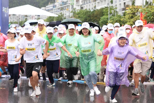 Khoảnh khắc ấn tượng của VĐV nhí trên đường chạy S-Race Family Quảng Ninh - Ảnh 2. Khoảnh khắc ấn tượng của VĐV nhí trên đường chạy S-Race Family Quảng Ninh - Ảnh 2.