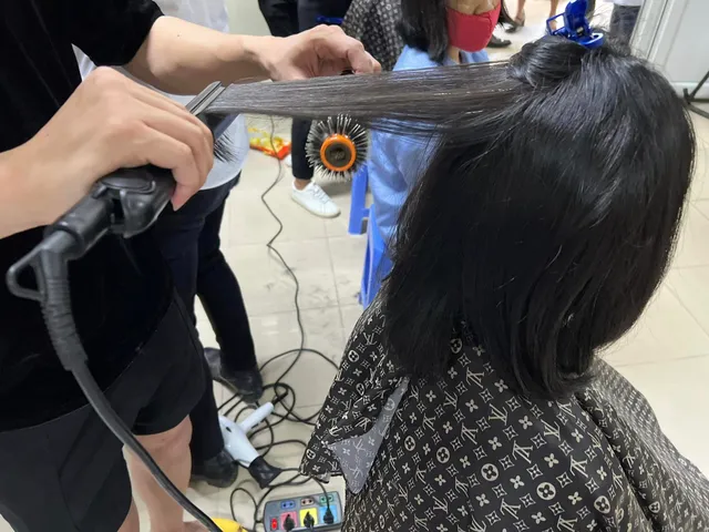 Những mái tóc trao tặng bệnh nhân ung thư trong ngày 20/10 - Ảnh 1. Những mái tóc trao tặng bệnh nhân ung thư trong ngày 20/10 - Ảnh 1.