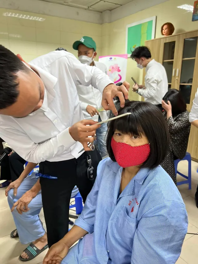 Những mái tóc trao tặng bệnh nhân ung thư trong ngày 20/10 - Ảnh 2. Những mái tóc trao tặng bệnh nhân ung thư trong ngày 20/10 - Ảnh 2.