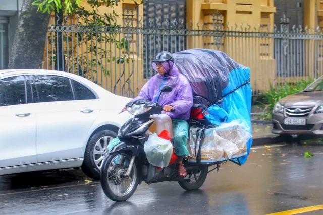 Hà Nội: Người lao động cặm cụi mưu sinh trong mưa rét - Ảnh 9.