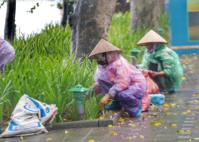 Hà Nội: Người lao động cặm cụi mưu sinh trong mưa rét - Ảnh 4.