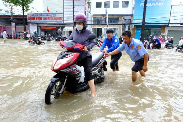 Cần Thơ: Triều cường bất ngờ vượt báo động III sớm hơn dự báo - Ảnh 1.