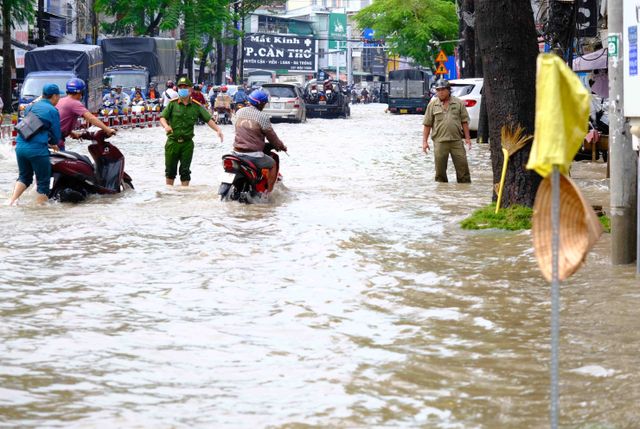 Cần Thơ: Triều cường bất ngờ vượt báo động III sớm hơn dự báo - Ảnh 2.