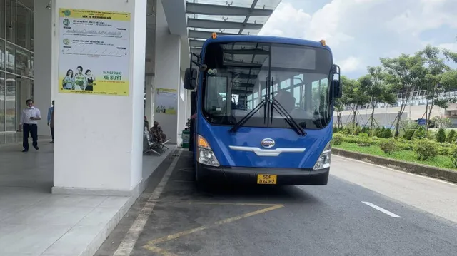 Bến xe Miền Đông mới bố trí xe bus đưa đón miễn phí - Ảnh 1.