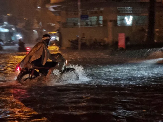 Thành phố Hồ Chí Minh: Mưa lớn kéo dài, nhiều nơi ngập sâu - Ảnh 3.