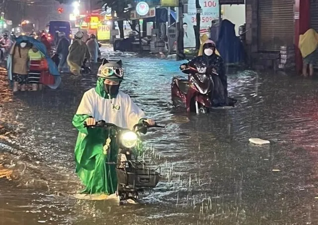 Thành phố Hồ Chí Minh: Mưa lớn kéo dài, nhiều nơi ngập sâu - Ảnh 1.