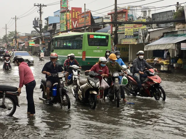 Triều cường đạt đỉnh, nhiều tuyến đường tại TP Hồ Chí Minh ngập sâu - Ảnh 1.