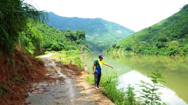 Nỗ lực tìm kiếm nạn nhân mất tích khi bơi qua sông Chảy - Ảnh 1.