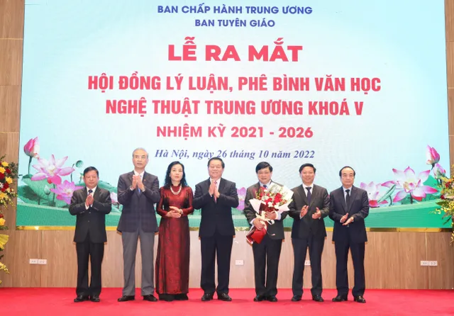 Ra mắt Hội đồng Lý luận, phê bình văn học, nghệ thuật Trung ương - Ảnh 2.