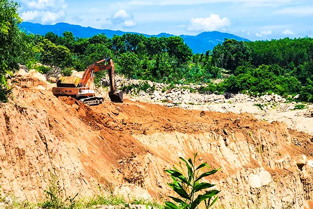 Khai thác cát trái phép đe dọa sạt lở cả một ngôi làng - Ảnh 1.