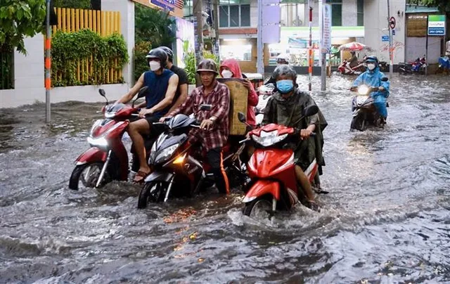 TP Hồ Chí Minh: Triều cường vượt mức báo động 3, người dân bì bõm lội nước về nhà - Ảnh 6.