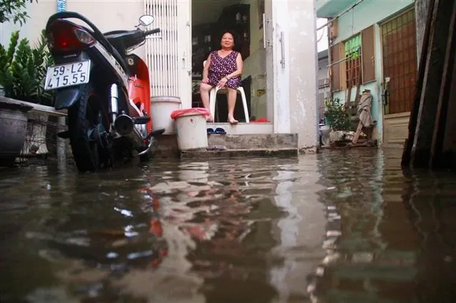 TP Hồ Chí Minh: Triều cường vượt mức báo động 3, người dân bì bõm lội nước về nhà - Ảnh 1.