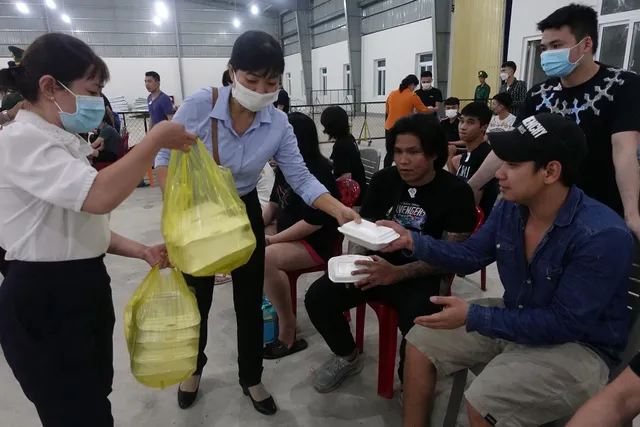 Kiên Giang: Tiếp nhận thêm công dân Việt Nam trở về từ Campuchia - Ảnh 2.