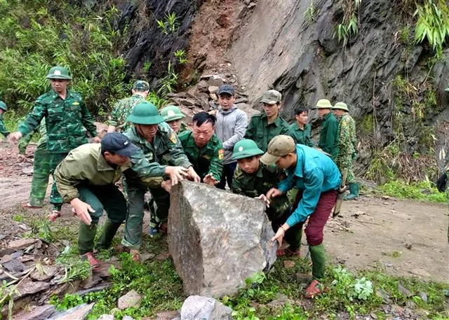 Nghệ An điều động thêm 200 cán bộ, chiến sĩ khắc phục hậu quả lũ quét - Ảnh 3.