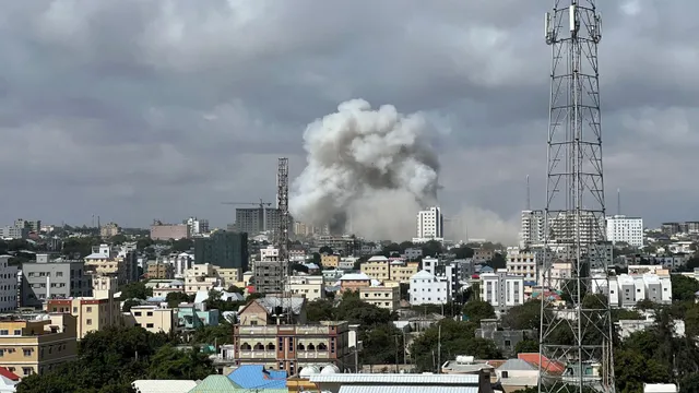 Tổng thống Somalia: Ít nhất 100 người thiệt mạng trong vụ đánh bom kép - Ảnh 1.