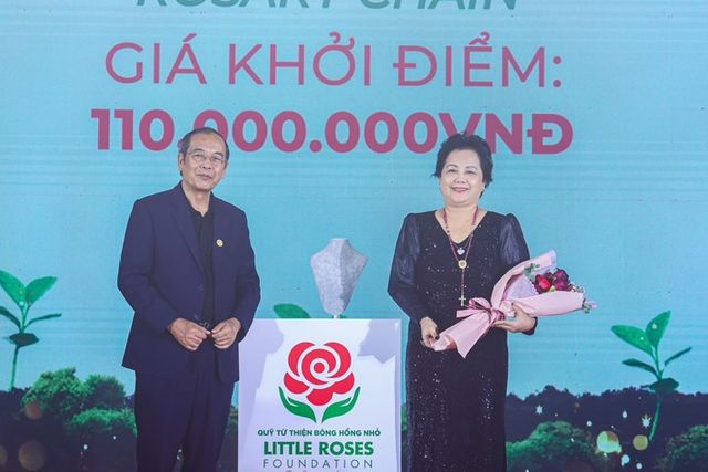 Đấu giá thành công 5 vật phẩm: 1,6 tỷ đồng được quyên góp vào quỹ từ thiện Bông hồng nhỏ - Ảnh 5.