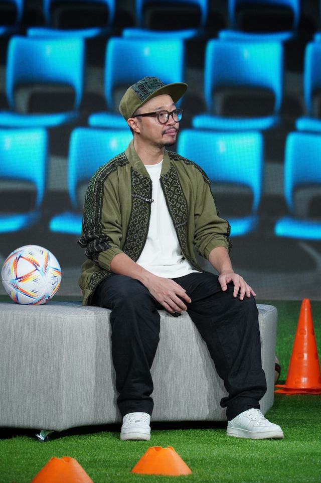 Rapper Hà Lê với loạt biểu cảm cực chất trong “Bóng đá là số 1” - Ảnh 3.