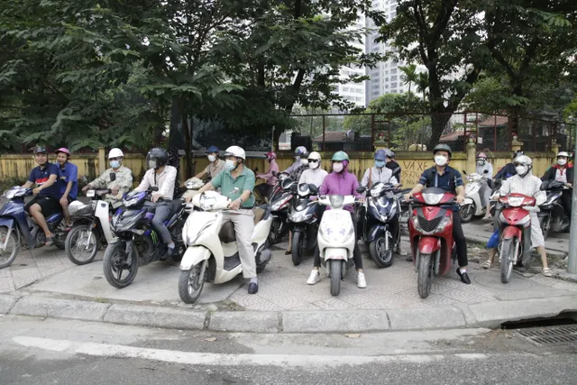 Hầm chui Lê Văn Lương thông thoáng, ngã tư sau khi qua hầm lại ùn tắc dài - Ảnh 4.