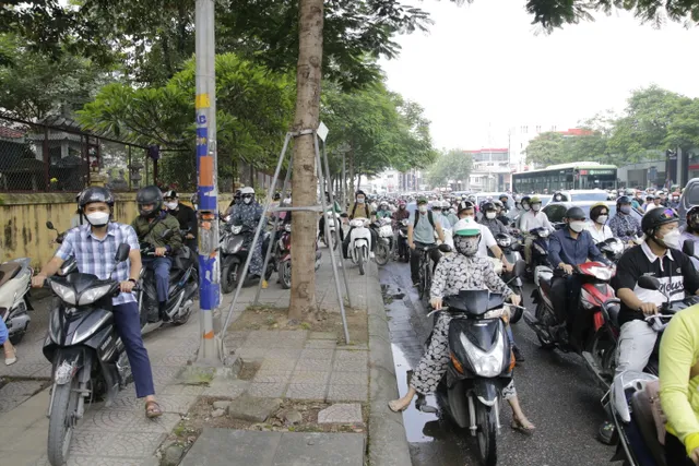 Hầm chui Lê Văn Lương thông thoáng, ngã tư sau khi qua hầm lại ùn tắc dài - Ảnh 5.