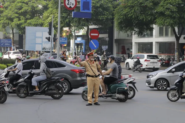 Hầm chui Lê Văn Lương thông thoáng, ngã tư sau khi qua hầm lại ùn tắc dài - Ảnh 6.