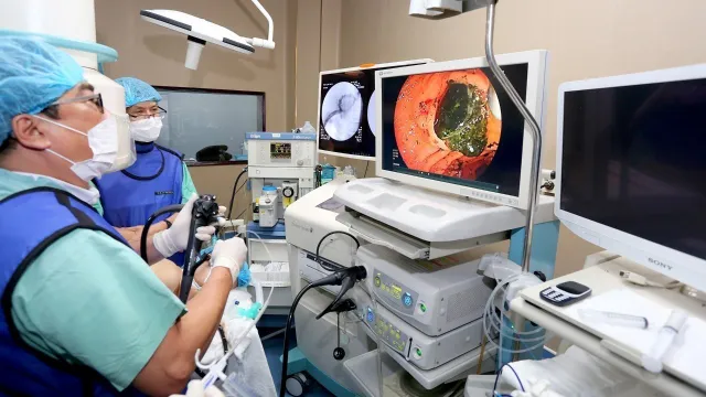 Lần đầu thực hiện kỹ thuật tán sỏi đường mật trong gan bằng laser tại miền Trung - Tây Nguyên - Ảnh 1. Lần đầu thực hiện kỹ thuật tán sỏi đường mật trong gan bằng laser tại miền Trung - Tây Nguyên - Ảnh 1.