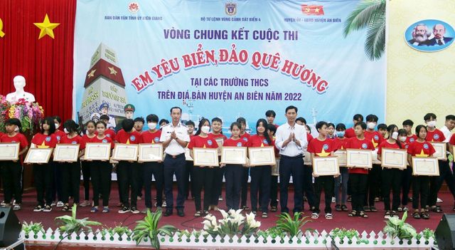 Bộ Tư lệnh Vùng Cảnh sát biển 4 đồng hành với ngư dân An Biên - Ảnh 2.