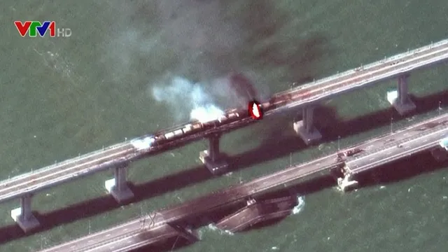 Khôi phục giao thông trên cầu Crimea sau vụ nổ - Ảnh 1.