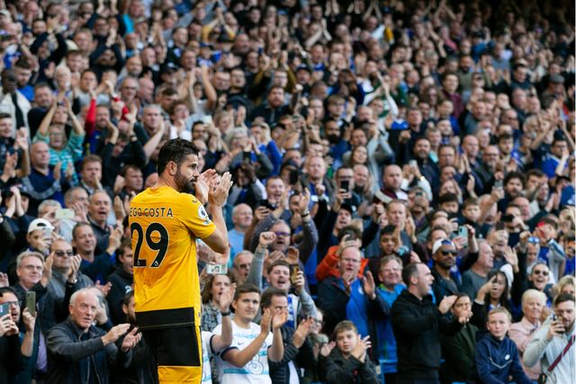 Diego Costa được CĐV Chelsea chào đón trong ngày trở về Stamford Bridge - Ảnh 1.