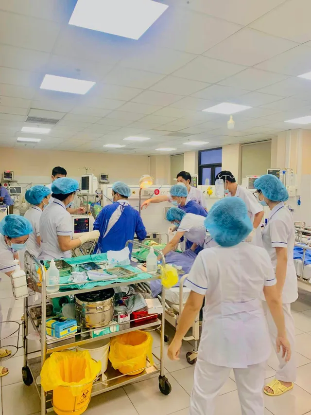 Chạy đua với thời gian cấp cứu bệnh nhân uốn ván nguy kịch - Ảnh 1. Chạy đua với thời gian cấp cứu bệnh nhân uốn ván nguy kịch - Ảnh 1.