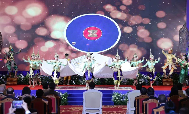 Hội nghị Cấp cao ASEAN lần thứ 40, 41 chính thức khai mạc - Ảnh 3. Hội nghị Cấp cao ASEAN lần thứ 40, 41 chính thức khai mạc - Ảnh 3.