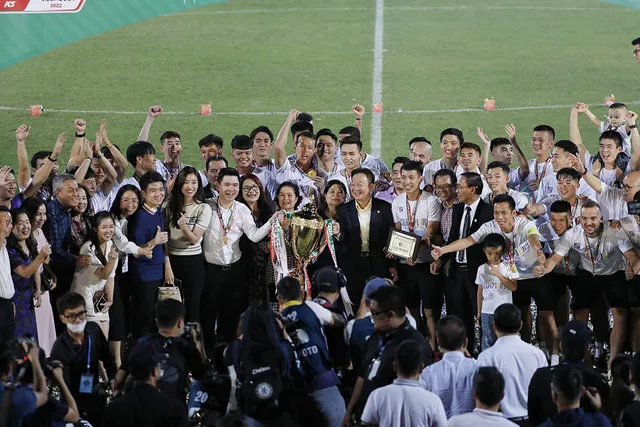 Chùm ảnh trao Cúp VĐ Night Wolf V.League 1-2022 cho CLB Hà Nội  - Ảnh 18.