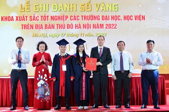 Ghi danh sổ vàng 98 Thủ khoa xuất sắc tại Văn Miếu - Quốc Tử Giám - Ảnh 1.