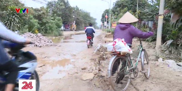 Hà Nội: Đường tỉnh lộ xuống cấp nghiêm trọng, chằng chịt ổ gà, ổ voi - Ảnh 1.