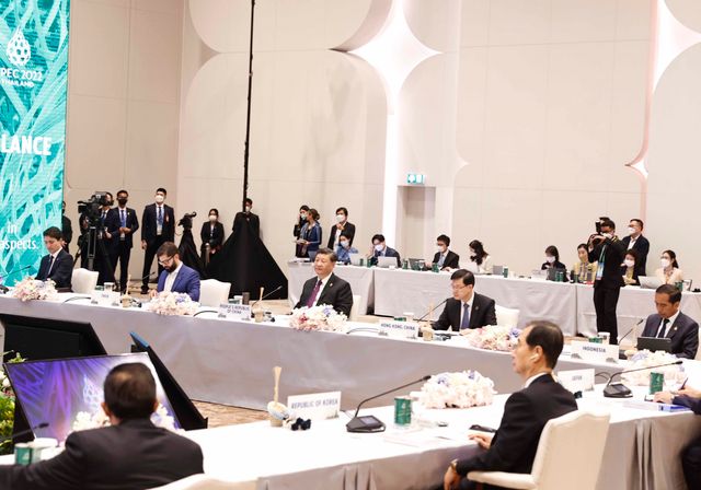 Khai mạc Tuần lễ cấp cao APEC, Chủ tịch nước Nguyễn Xuân Phúc dự phiên thảo luận đầu tiên - Ảnh 6.