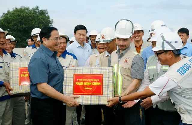 Thủ tướng Phạm Minh Chính dự lễ phát động thi đua đẩy mạnh phát triển hạ tầng đồng bộ, hiện đại, chống lãng phí - Ảnh 9.