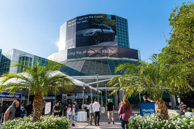 Hơn 30 hãng ô tô tham gia triển lãm Los Angeles Auto Show lần thứ 115 - Ảnh 1.