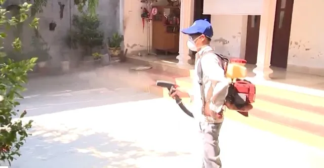 Mỗi tuần Hà Nội ghi nhận hơn 1.000 ca mắc sốt xuất huyết - Ảnh 1. Mỗi tuần Hà Nội ghi nhận hơn 1.000 ca mắc sốt xuất huyết - Ảnh 1.