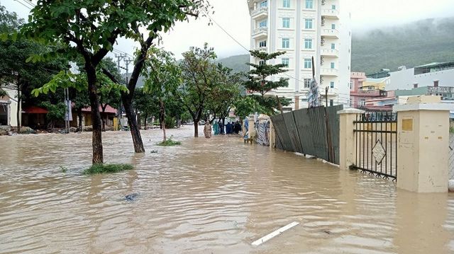 Mưa lớn, nhiều khu vực ở TP Quy Nhơn bị ngập sâu - Ảnh 1.