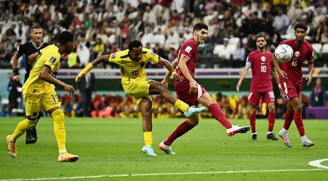 Qatar là đội chủ nhà đầu tiên thua trận mở màn World Cup - Ảnh 1.