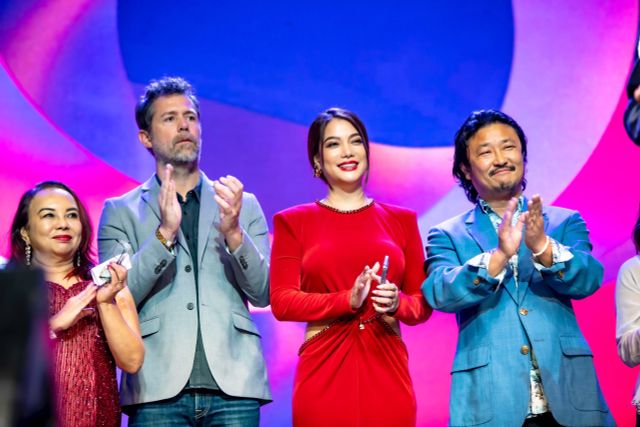 Trương Ngọc Ánh rạng rỡ hội ngộ Quyền Linh tại Liên hoan phim Asia World Film Festival 2022 - Ảnh 1.