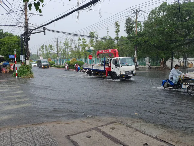 Mưa lớn kéo dài, nhiều tuyến đường tại TP Rạch Giá ngập nặng - Ảnh 1.