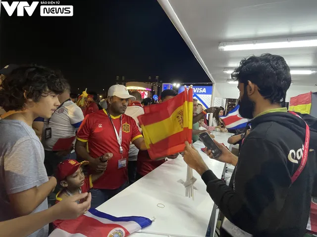 World Cup 2022: Rực sắc màu cổ vũ trước trận Tây Ban Nha - Costa Rica - Ảnh 12. World Cup 2022: Rực sắc màu cổ vũ trước trận Tây Ban Nha - Costa Rica - Ảnh 12.