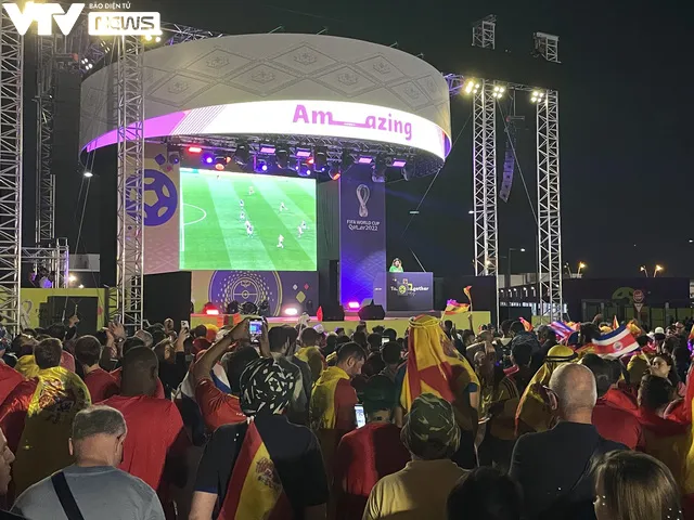 World Cup 2022: Rực sắc màu cổ vũ trước trận Tây Ban Nha - Costa Rica - Ảnh 5. World Cup 2022: Rực sắc màu cổ vũ trước trận Tây Ban Nha - Costa Rica - Ảnh 5.