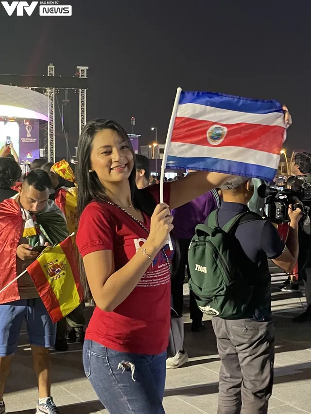 World Cup 2022: Rực sắc màu cổ vũ trước trận Tây Ban Nha - Costa Rica - Ảnh 8. World Cup 2022: Rực sắc màu cổ vũ trước trận Tây Ban Nha - Costa Rica - Ảnh 8.