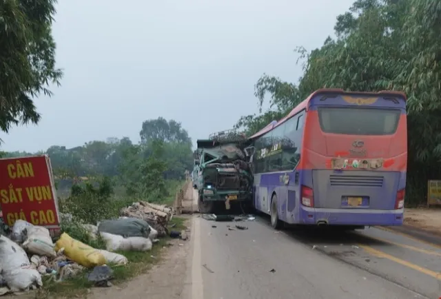 Tai nạn giao thông nghiêm trọng ở Hòa Bình, 3 người thương vong - Ảnh 1.