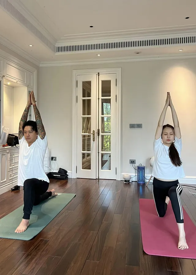 Sao Việt ngày 24/11: Tuấn Hưng tập yoga cùng vợ, Tóc Tiên cực quyến rũ - Ảnh 1.