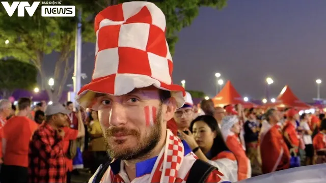 Muôn hình vạn trạng phong cách mũ cổ vũ World Cup 2022 của CĐV Croatia - Ảnh 11. Muôn hình vạn trạng phong cách mũ cổ vũ World Cup 2022 của CĐV Croatia - Ảnh 11.