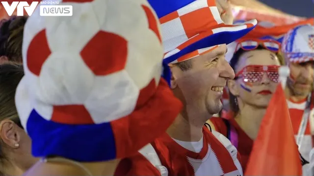 Muôn hình vạn trạng phong cách mũ cổ vũ World Cup 2022 của CĐV Croatia - Ảnh 4. Muôn hình vạn trạng phong cách mũ cổ vũ World Cup 2022 của CĐV Croatia - Ảnh 4.