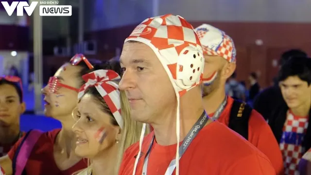 Muôn hình vạn trạng phong cách mũ cổ vũ World Cup 2022 của CĐV Croatia - Ảnh 3. Muôn hình vạn trạng phong cách mũ cổ vũ World Cup 2022 của CĐV Croatia - Ảnh 3.