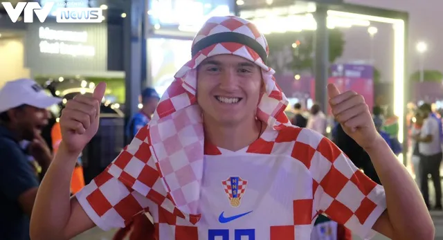 Muôn hình vạn trạng phong cách mũ cổ vũ World Cup 2022 của CĐV Croatia - Ảnh 1. Muôn hình vạn trạng phong cách mũ cổ vũ World Cup 2022 của CĐV Croatia - Ảnh 1.